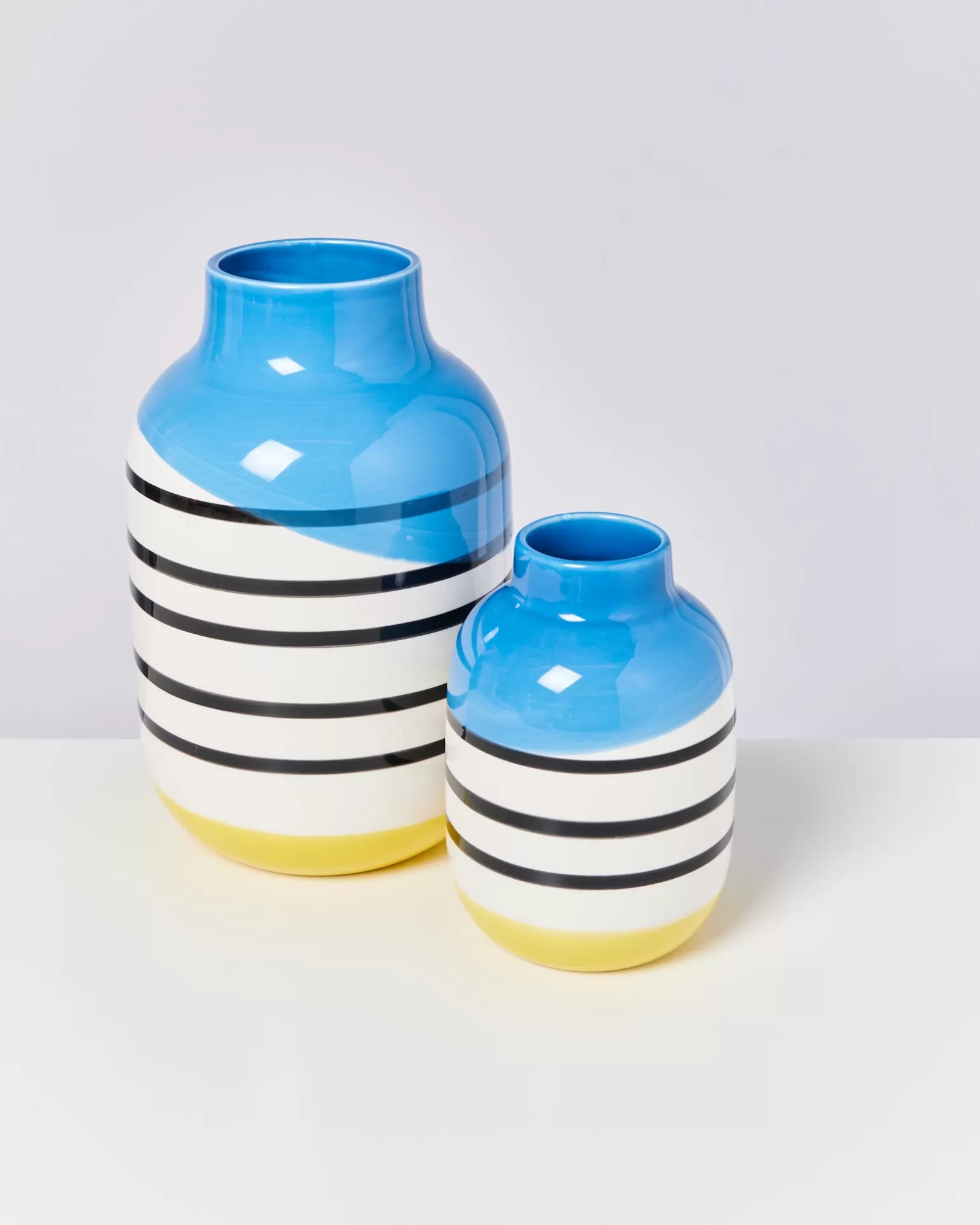 Clearance Motel a Miio Nuno Vase M - Black & White Striped schwarz-weiß gestreift mit blau